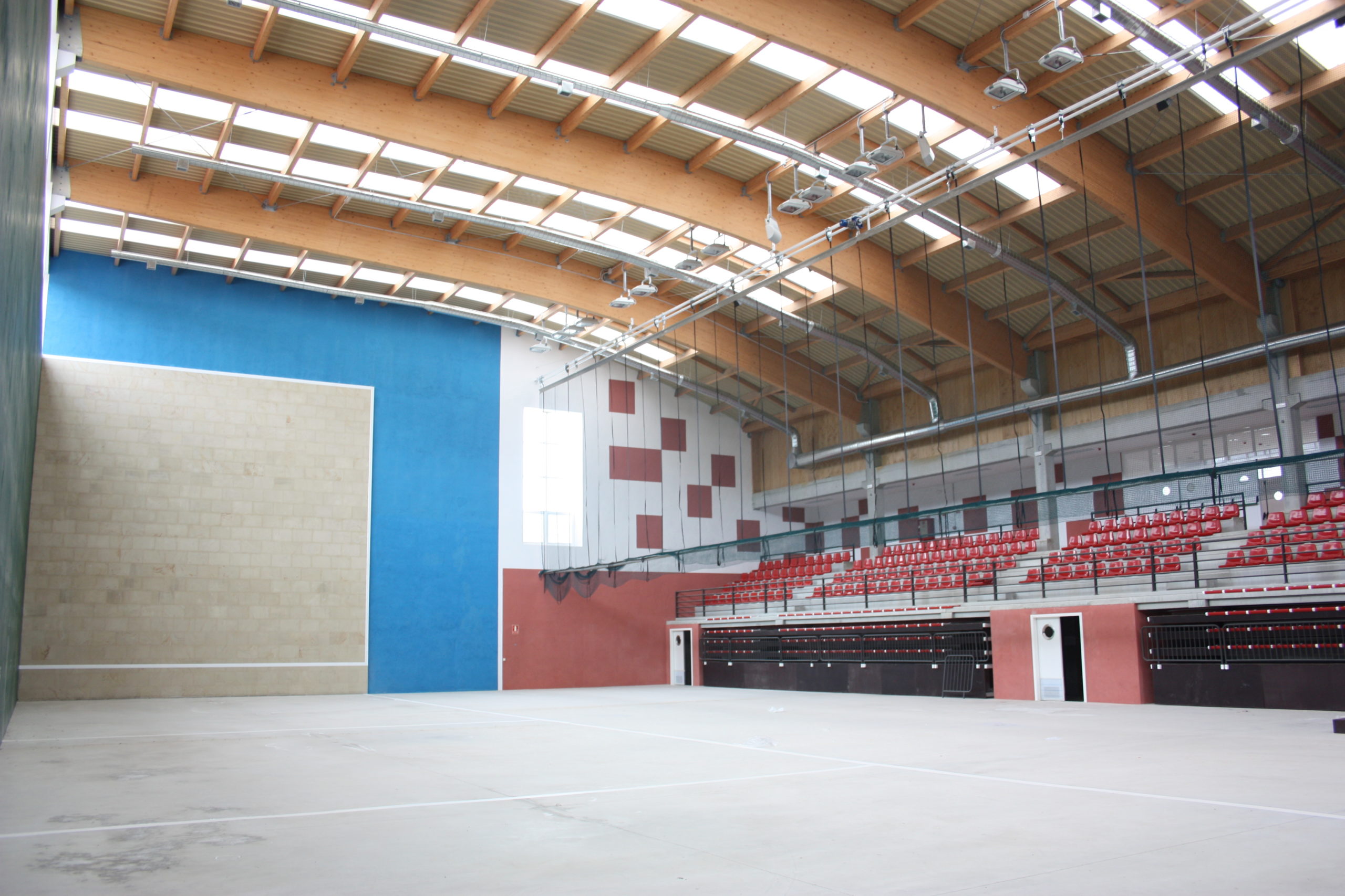 Frontón cubierto en graderío y vestuario. Estudio de arquitectura en Madrid