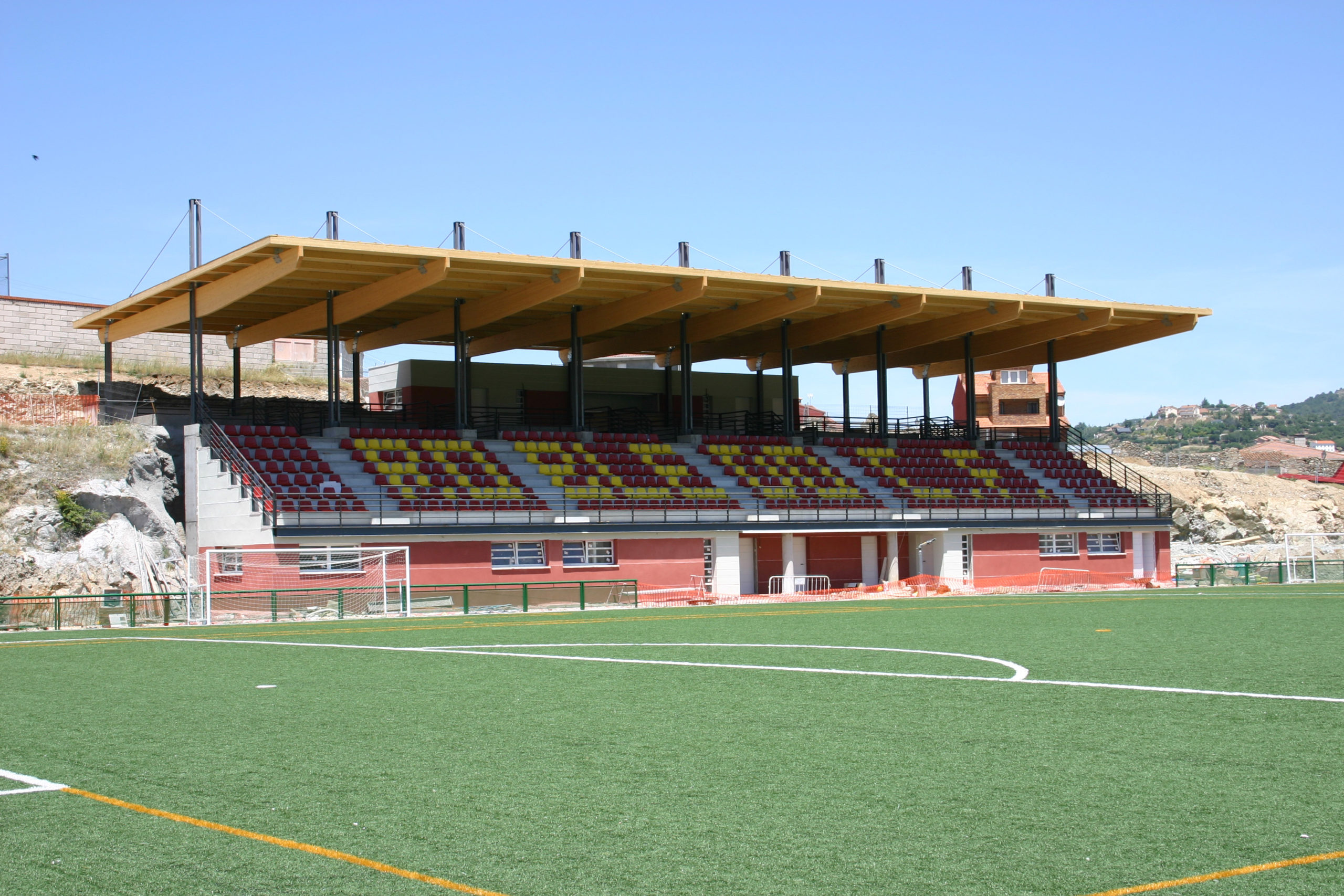 Campo de fútbol con cesped artifical con graderío cubierto. Expertos en instalaciones deportivas